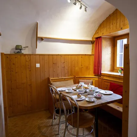 Chasa San Geer Sains بيت للعطل