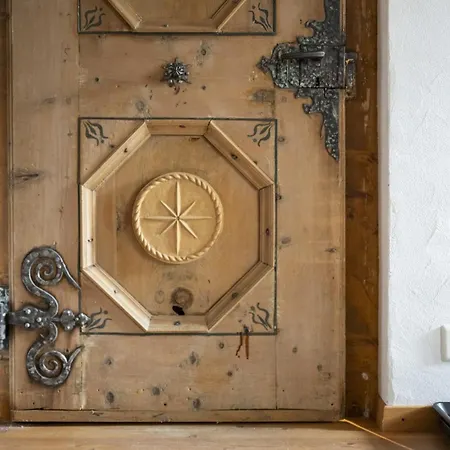 Chasa San Geer Sains بيت للعطل